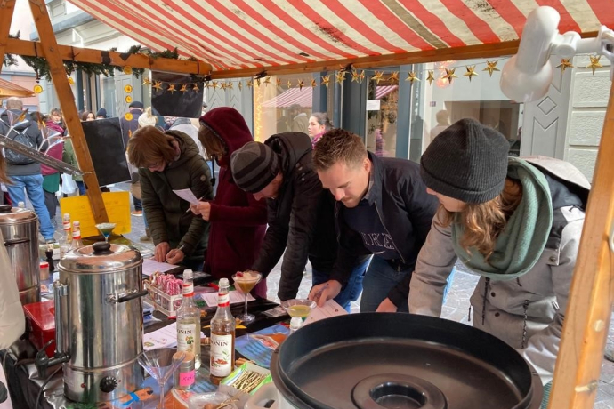Weihnachtsmarkt mit dem Frauenarbeitskreis und den Konfirmanden (gdl_897794042_image)