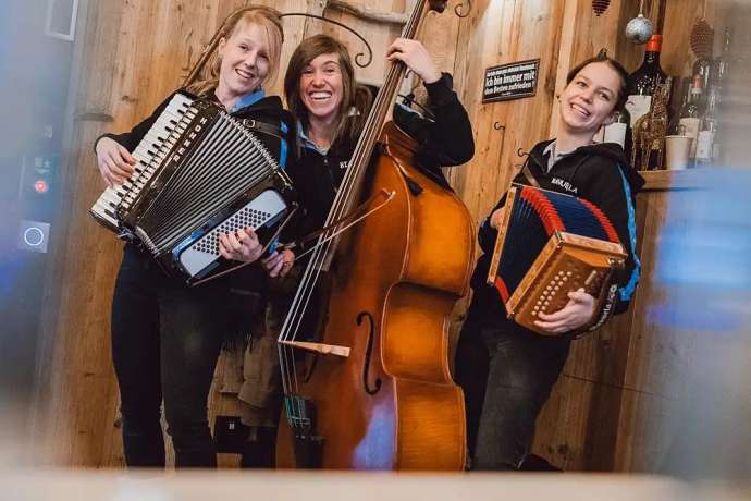 Volksmusik im stettli (gdl_902403400_image)