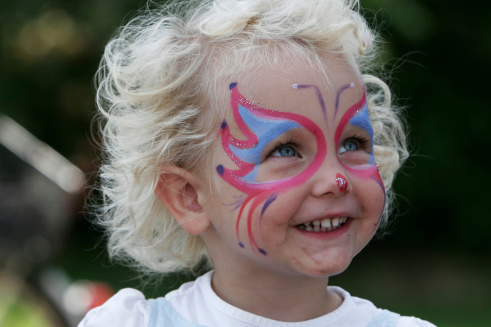 "Plai a mi": Kinderschminken in Brigels (gdl_904350951_image)