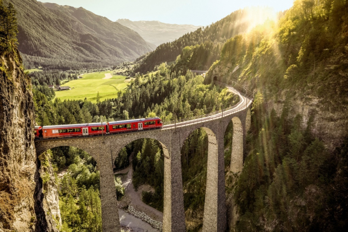 Die Rhätische Bahn über das imposante Landwasserviadukt