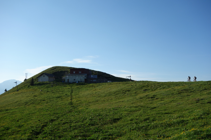 Kurz vor dem Churer Joch mit dem Restaurant knapp unterhalb des Gipfels
