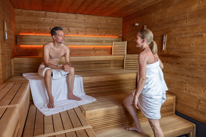Genuss in der gemischten Sauna