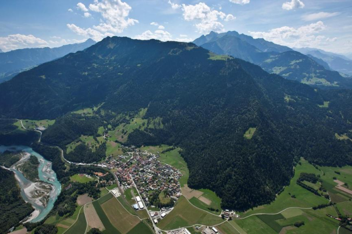 Blick auf Rhäzüns mit der Rhäzünser Alp oberhalb