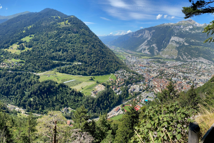 Aussicht von Felswand auf dem Mittenberg Maladers Trail