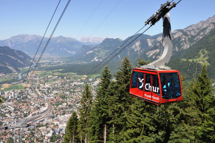 Chur Bergbahnen im Sommer mit Blick zur Stadt Chur und ins Rheintal