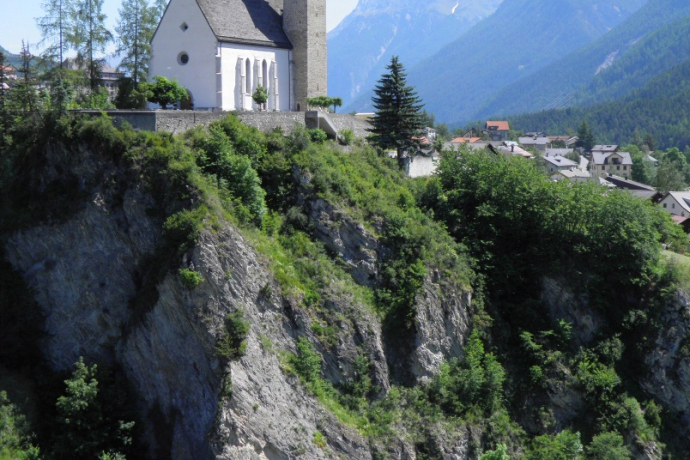 evang. Kirche von Scuol über dem Inn