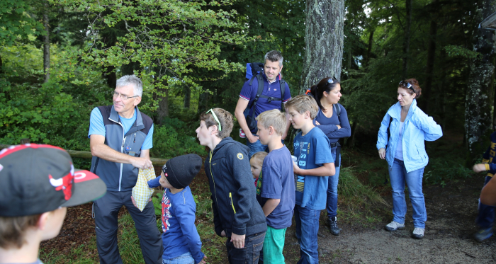 Werner Forrer auf einer Wanderung mit einer Schulklasse Werner Forrer auf einer Wanderung mit einer Schulklasse