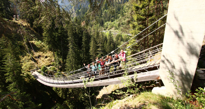 Stefan Moser mit Wandergruppe auf dem Traversinasteg