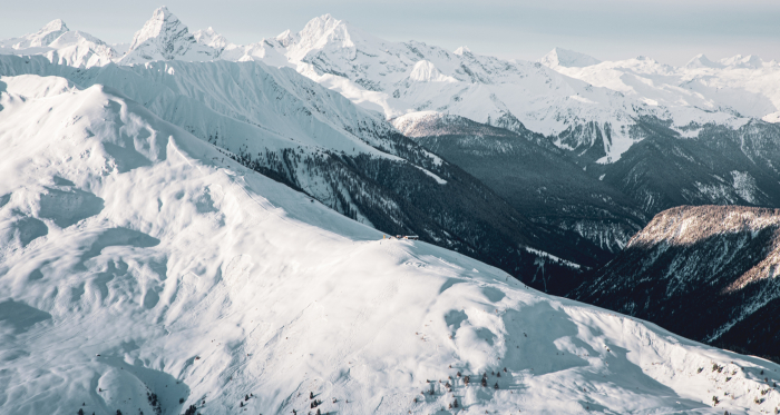 Die Ferienregion Davos Klosters ist bekannt für ihre Skitouren (Foto: © Martin Hoch) Schneebedeckte Berghänge in der Ferienregion Davos Klosters