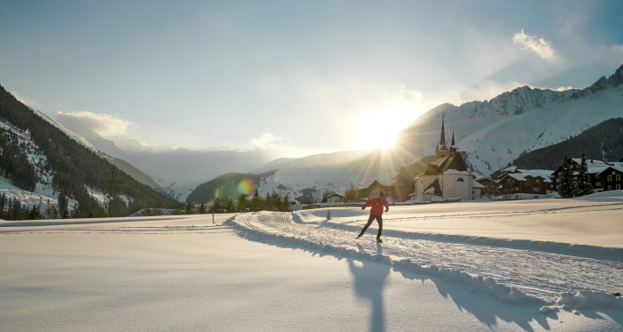 Langläufer auf der Loipe, dahinter das Dorf Sedrun. (Foto: © Schweiz Tourismus / Stefan Schlumpf) Langläufer auf der Loipe, dahinter das Dorf Sedrun. (Foto: © Schweiz Tourismus / Stefan Schlumpf)
