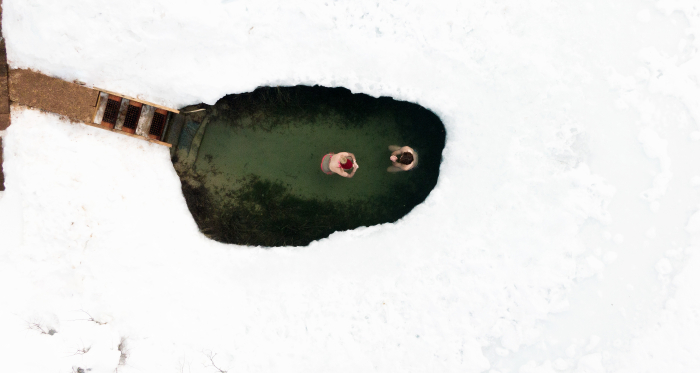 Eisbaden dank freigelegtem Loch (Foto: © Marco Hartmann)