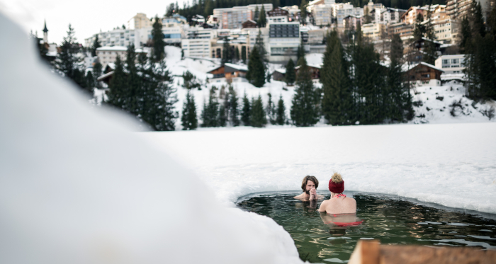 Ein Paar geniesst ein Eisbad in Arosa