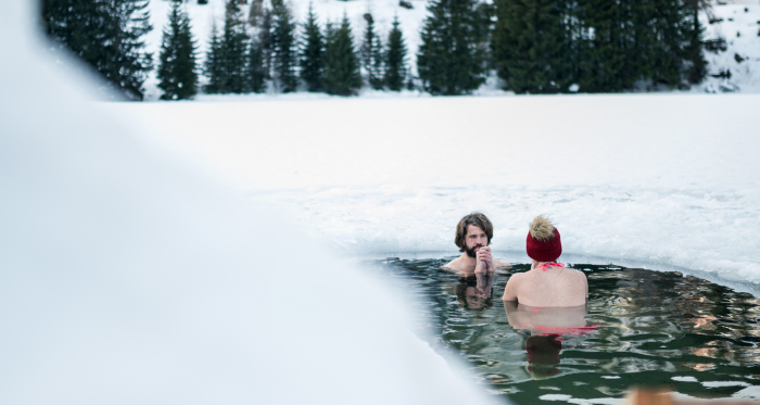 Ein Paar geniesst ein Eisbad in Arosa