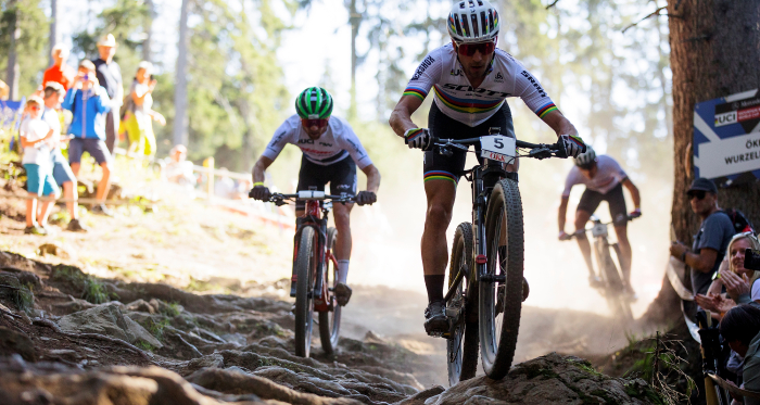 UCI Mountain Bike World Cup in Lenzerheide (Foto: © Dan Hearn / Verein Bike Weltcup) Nino Schurter und Mathias Flückiger beim Kampf um Silber und Bronze beim UCI Mountain Bike World Cup 2021 in Lenzerheide