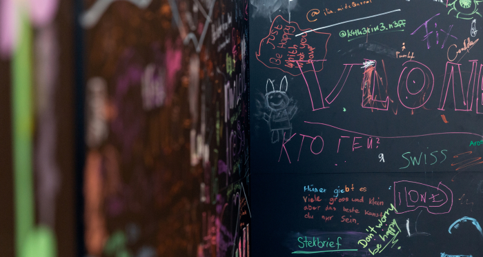 Wer will, kann sich mit Kreide auf der Social Wall in der Lobby verewigen. Social Wall in der Lobby des Hotel Aves