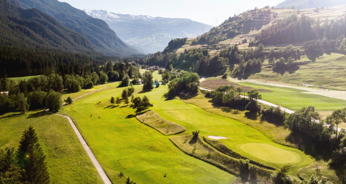Die typische Flusslandschaft des Albulatals prägt den Golfplatz Alvaneu Bad (Foto: © Marco Hartamnn) Golfplatz Alvaneu Bad