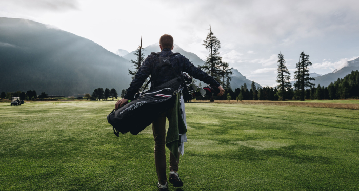 Ein Golfer läuft über den Golfplatz Samedan