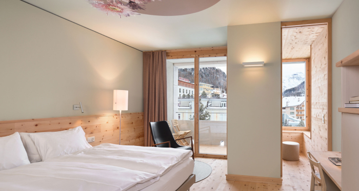 Jedes Doppelzimmer hat eine Stüvetta, ein Zimmer im Zimmer, das als Rückzugsort dient. (Foto: © Ralph Feiner) Hotel Maistra 160 Zimmer