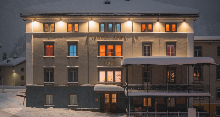 Das Post Hotel Löwe stammt aus dem 19. Jahrhundert. Nach vierjähriger Bauzeit wurde es 2024 von der Nova Fundaziun Origen wiedereröffnet. (Foto: © Benjamin Hofer) Das Post Hotel Löwe stammt aus dem 19. Jahrhundert. Nach vierjähriger Bauzeit wurde es 2024 von der Nova Fundaziun Origen wiedereröffnet.