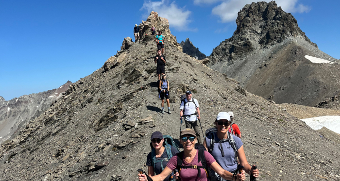 Anspruchsvoll und eindrucksvoll – unterwegs mit Susanne Kern auf einer alpinen Tour Wandergruppe auf einem felsigen Grat bei blauem Himmel
