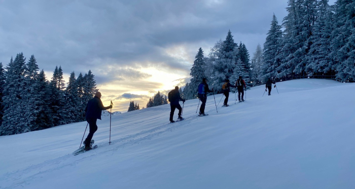 Stimmungsvolle Schneeschuhtour mit Elisabeth Hunziker im Abendlicht Schneeschuhwanderer in verschneitem Gelände bei Sonnenuntergang