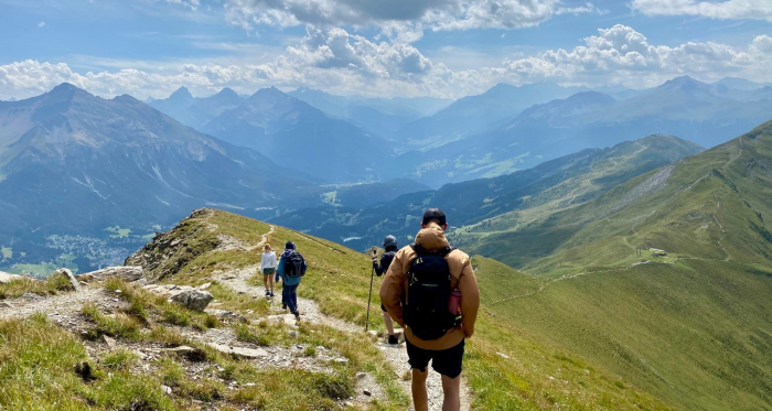 Auf einer geführten Höhenwanderung mit Elisabeth Hunziker Wandergruppe auf Bergweg mit Weitblick über ein Tal
