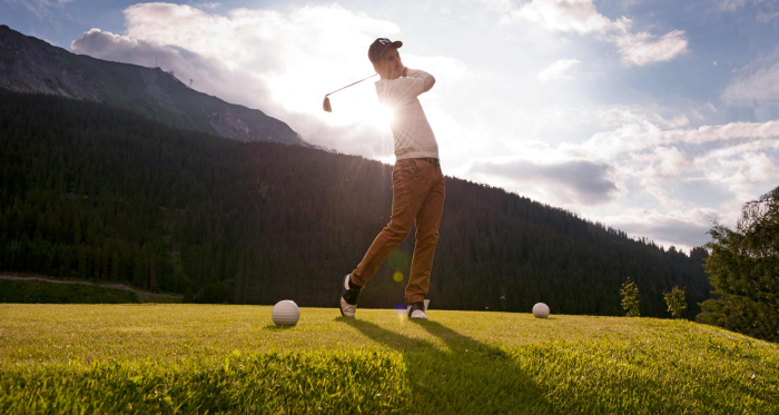 Der Golfplatz Klosters ist in die idyllische Landschaft von Selfranga eingebettet (Foto: © Alfonso Smith) Ein Golfer beim Abschlag auf dem Golfplatz Klosters