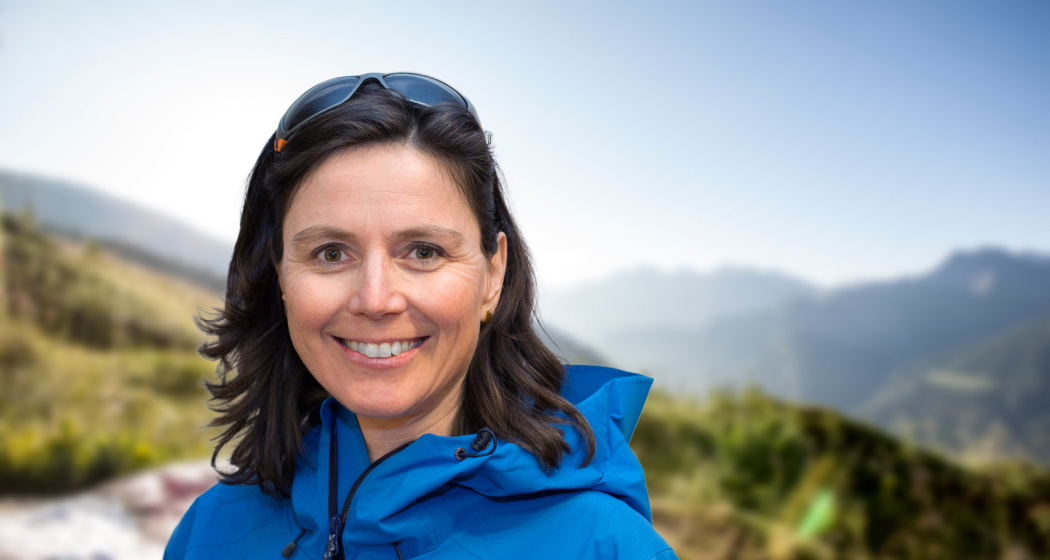 Wanderleiterin Anita Panzer – mit Herz und Kompetenz in den Bergen unterwegs Porträt von Anita Panzer in blauer Outdoorjacke mit Alpenhintergrund
