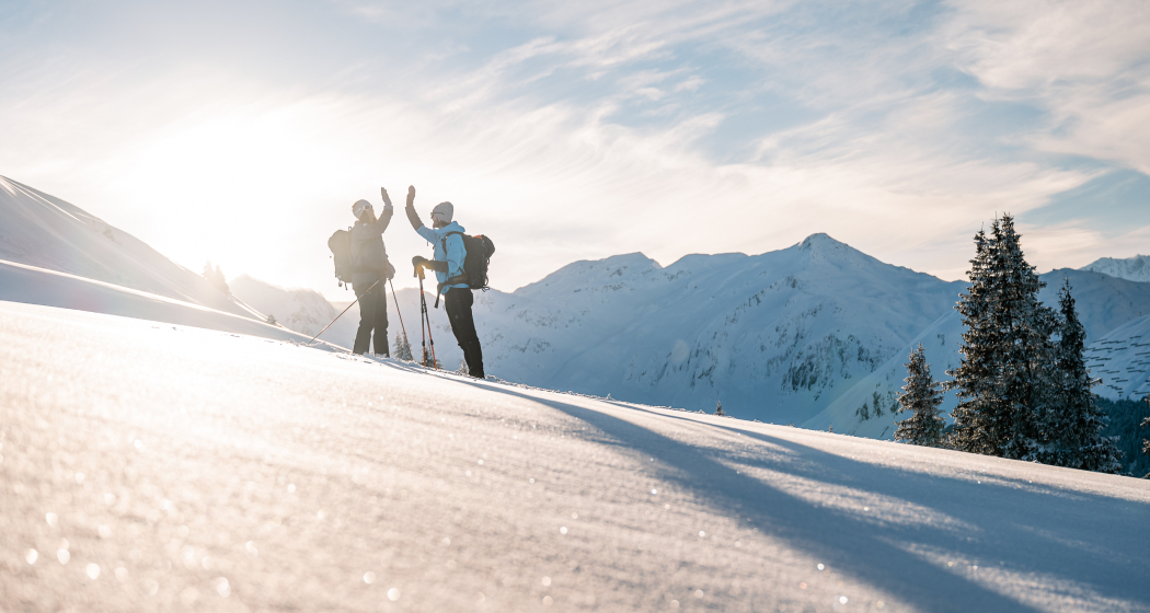 Paar am Schneeschuhwandern in Disentis Sedrun (Foto: © Christian Riefenberg) Paar am Schneeschuhwandern in Disentis Sedrun
