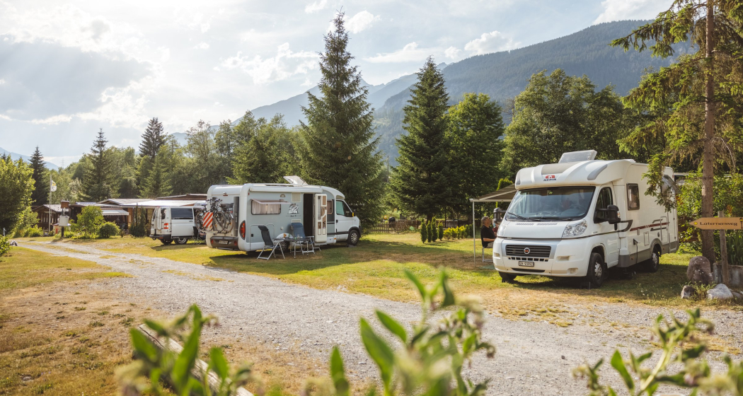 Camping Islas bei Filisur (Foto: © Roman Huber) Wohnmobile auf dem Campingplatz Islas bei Filisur