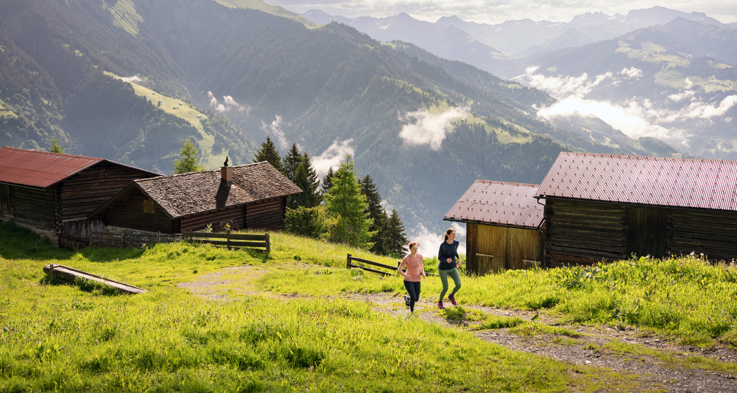 Thalia Wünsche und Nadja Maurer unterwegs auf einem Trail in Graubünden