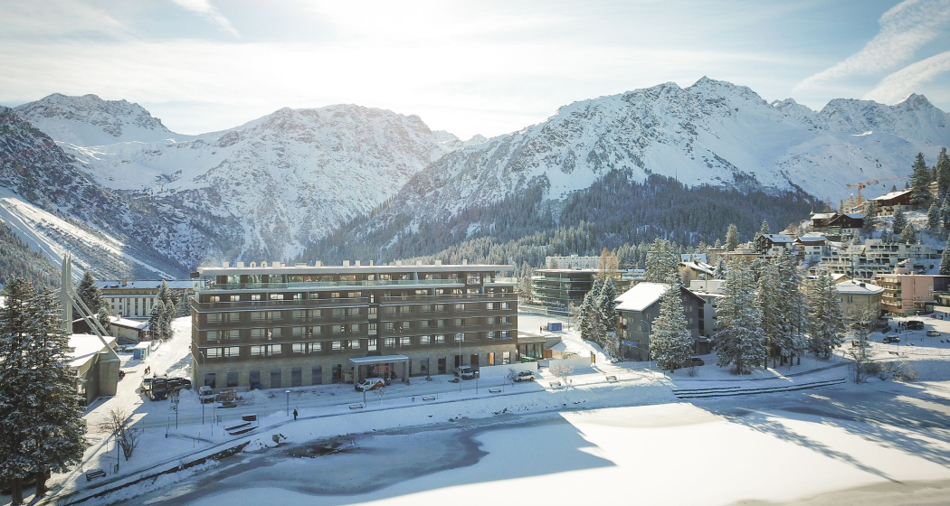 Das Hotel Aves liegt direkt am Obersee. Nur wenige Minuten zu Fuss vom Bahnhof und den Bergbahnen entfernt. Aussenansicht auf das Hotel Aves am Obersee in Arosa