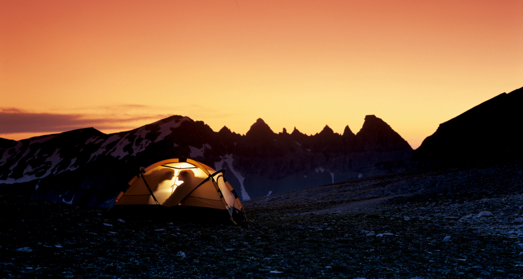 Wer im Freien ausserhalb von Campingplätzen übernachten möchte, muss die Rechtslage beachten (Foto: © Schweiz Tourismus / Christof Sonderegger) Ein Zelt über der Waldgrenze unterhalb der Tschingelhörner in der Ferienregion Flims Laax Falera
