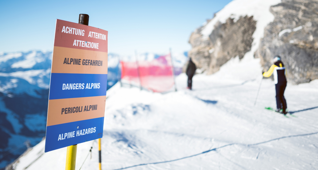Eine Hinweistafel über die Gefahren abseits der markierten Skipisten in einem Skigebiet