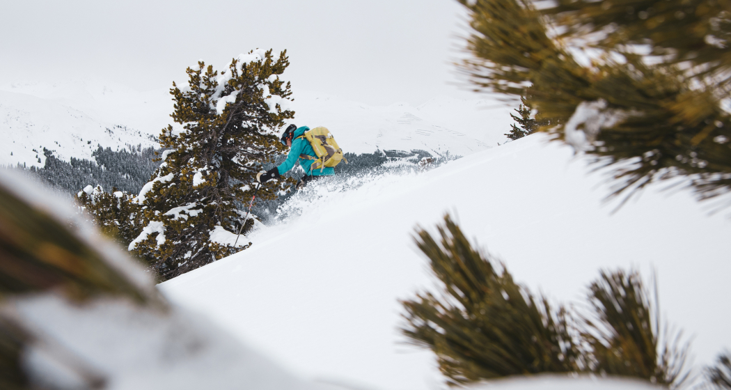 Tiefschneefahren erfordert Erfahrung und eine gute Technik (Foto: © Martin Hoch) Bergführerin Bettina Leimgruber fährt durch Tiefschnee