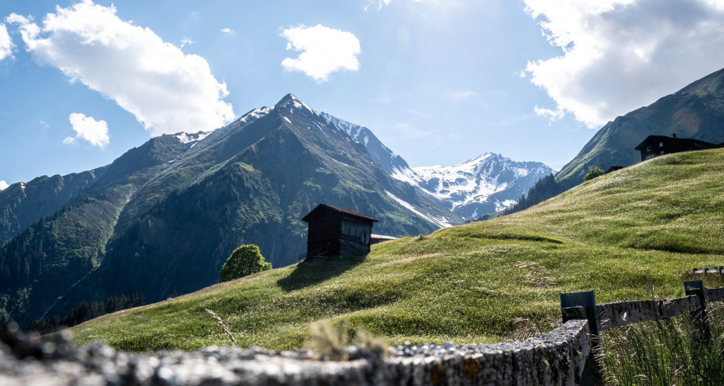 Landschaft mit Stall im Safiental (Foto: © Seraina Derungs) Landschaft mit Stall im Safiental