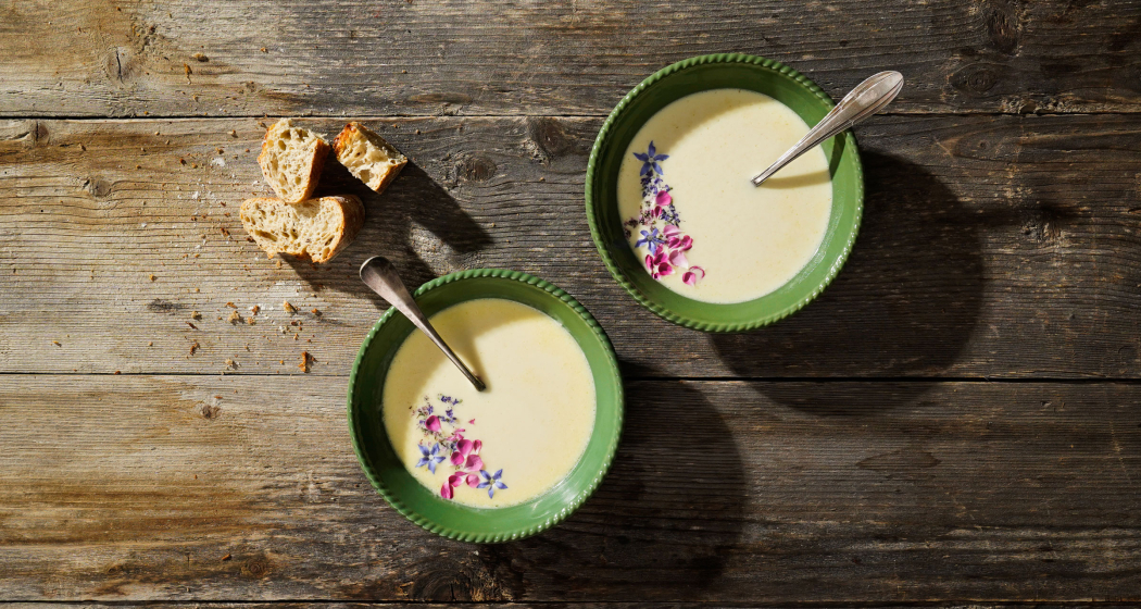 Suppenschüsseln mit Maienfelder Riesling Schaumsuppe (Foto: © Faeh + Faeh) Suppenschüsseln mit Maienfelder Riesling Schaumsuppe
