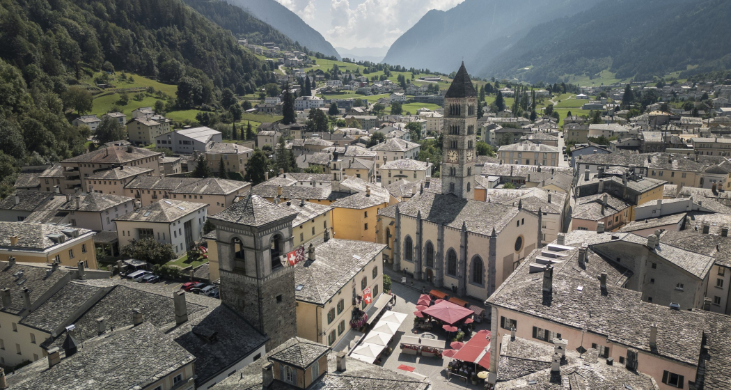 Das Zentrum von Poschiavo mit Patrizierhäusern, Kapellen und der Stiftskirche San Vittore – ein eindrückliches Erbe aus dem 16. bis 19. Jahrhundert (Foto: © Marco Hartmann) Luftaufnahme des Dorfzentrums von Poschiavo mit historischen Patrizierhäusern, der Stiftskirche San Vittore und weiteren Kapellen sowie einem antiken Wehrturm