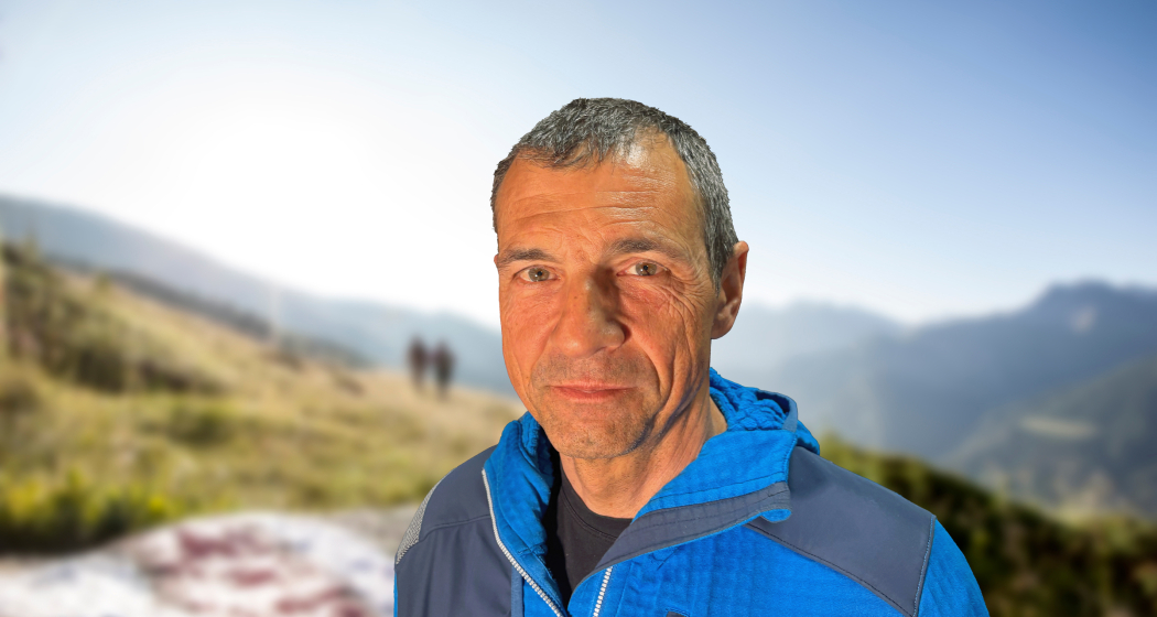 Wanderleiter Marc Steiner liebt die Berge – und kennt sich in ihnen bestens aus Porträt von Wanderleiter Marc Steiner vor alpiner Kulisse