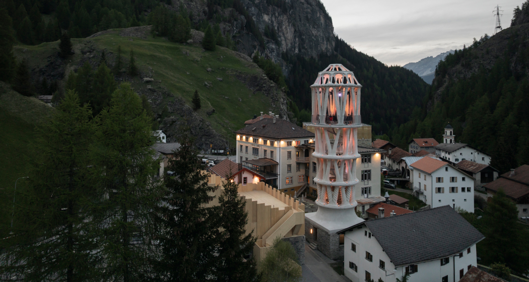 Der Tor Alva in Mulegns: ein Blickfang zwischen Tradition und Zukunft (Foto: © Benjamin Hofer) Tor Alva in Mulegns vor alpiner Kulisse bei Tageslicht