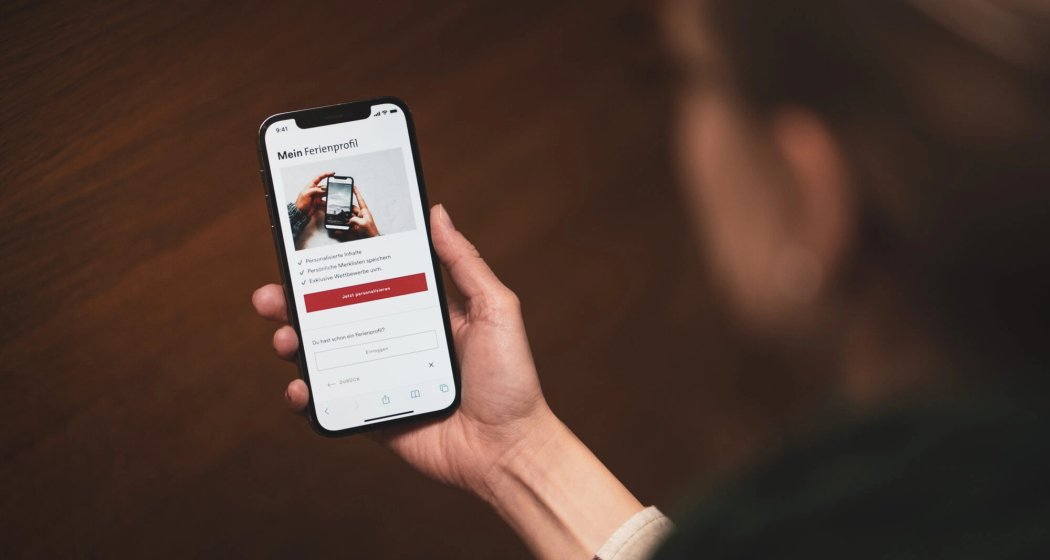 Ein Smartphone zeigt das Ferienprofil Graubünden mit personalisierten Reiseempfehlungen