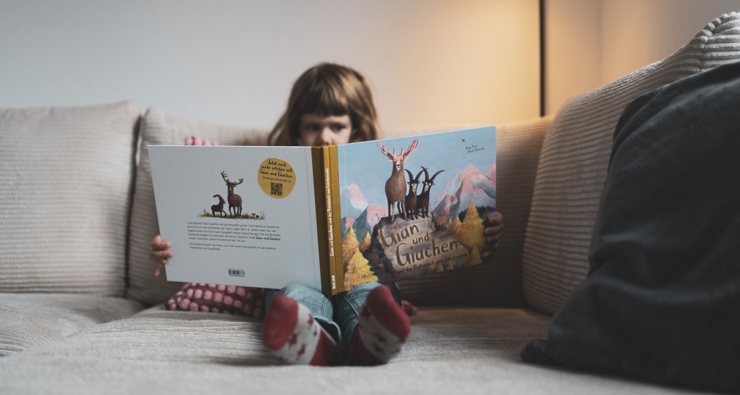 Ein neues Abenteuer: Mit «Gian & Giachen und der Platzhirsch vom Lärchenwald» ist das fünfte Kinderbuch der bekannten Steinböcke erschienen. © Graubünden Ferien Ein neues Abenteuer: Mit «Gian & Giachen und der Platzhirsch vom Lärchenwald» ist das fünfte Kinderbuch der bekannten Steinböcke erschienen. © Graubünden Ferien