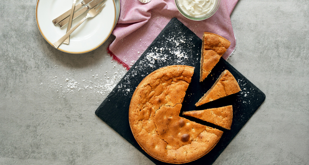 Bergeller Kastanientorte (Foto: © faeh + faeh) Traditionelle Bündner Kastanientorte mit saftiger Marroni-Füllung – Schweizer Dessert-Spezialität aus dem Val Bregaglia, angerichtet mit Rahm.