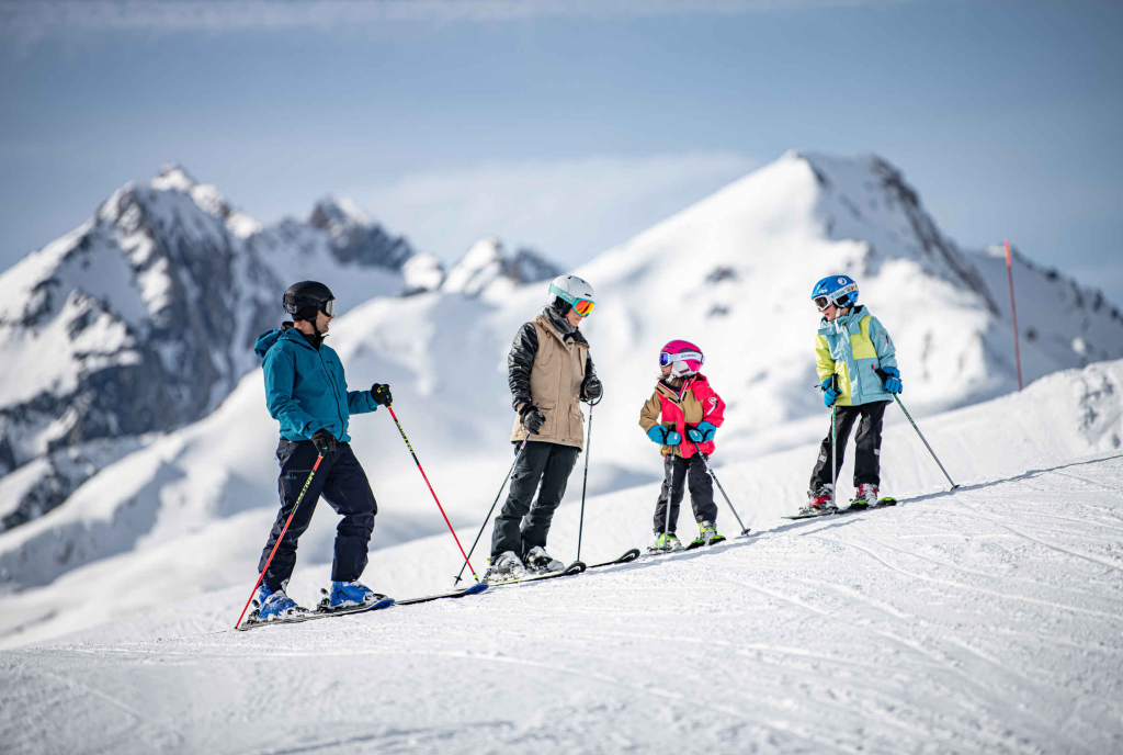 Familie am Skifahren in Brigels (Foto: © Surselva Tourismus AG, Dani Ammann)