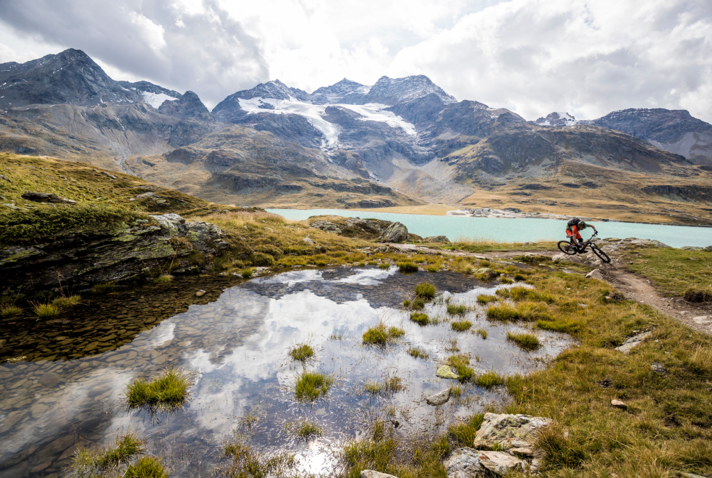 E-Mountainbiker auf der Bernina Express Tour beim Lago Bianco (Foto: © St. Moritz Tourismus AG / Markus Gerber)