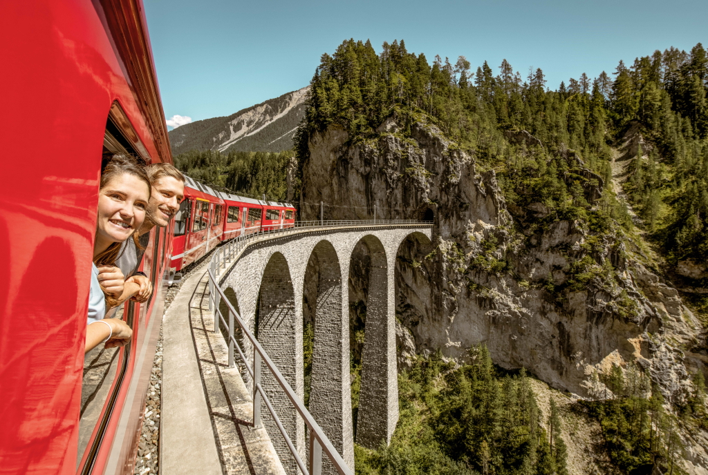 Ein Zug der Rhätischen Bahn über dem Landwasserviadukt (Foto: © Schweiz Tourismus / Rob Lewis Photography)