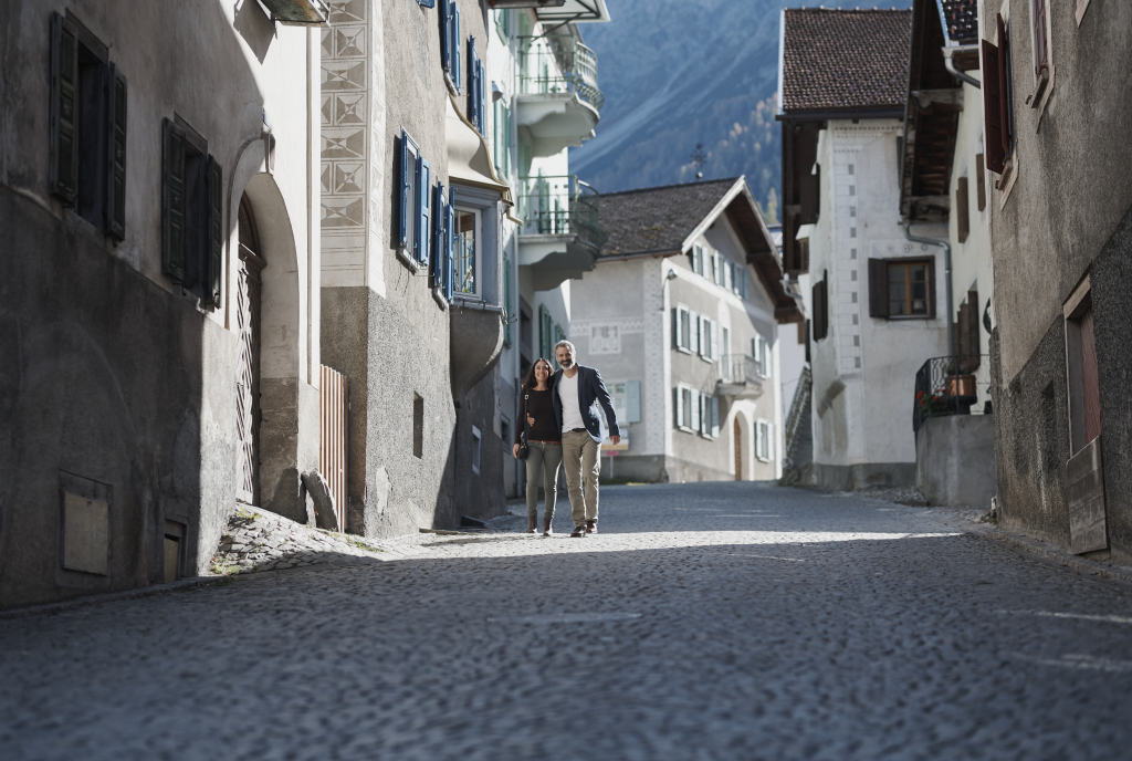 Paar spaziert durch Bergün (Foto: © Graubünden Ferien / Samuel Trümpy)