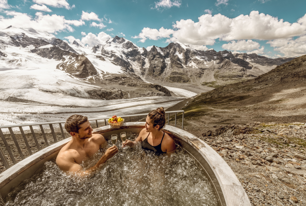 Paar im Jacuzzi auf der Diavolezza (Foto: © Rob Lewis Photography)