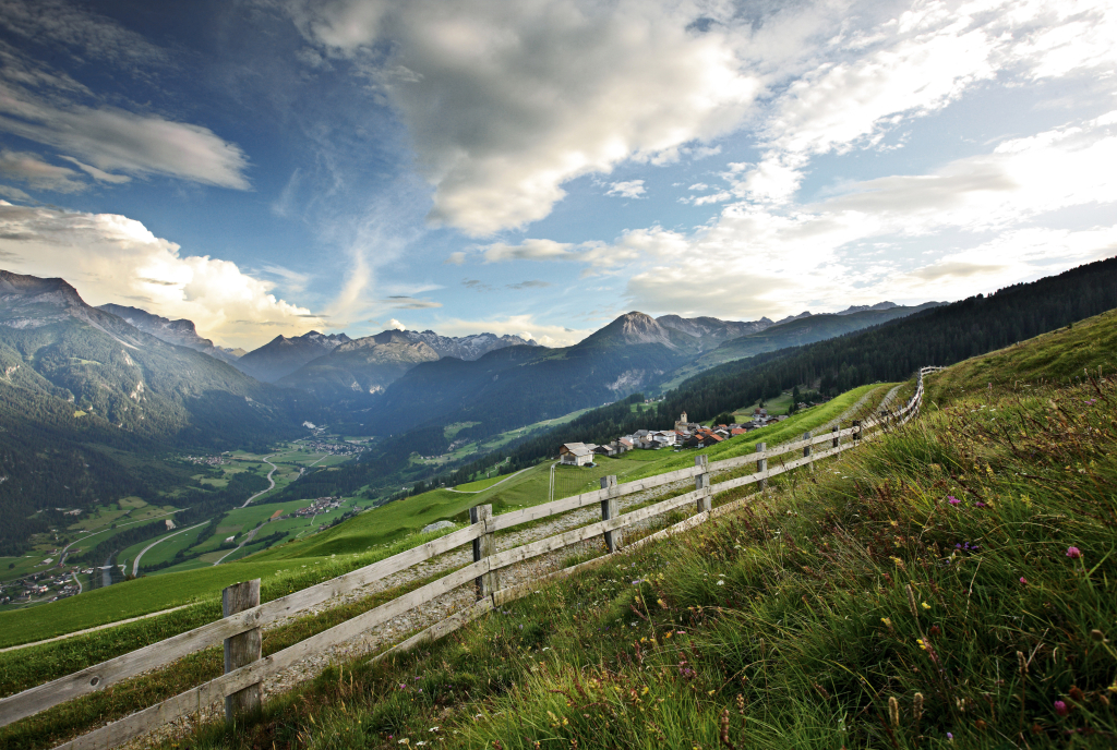 Blick vom Bergdorf Lohn ins Val Schons im Naturpark Beverin