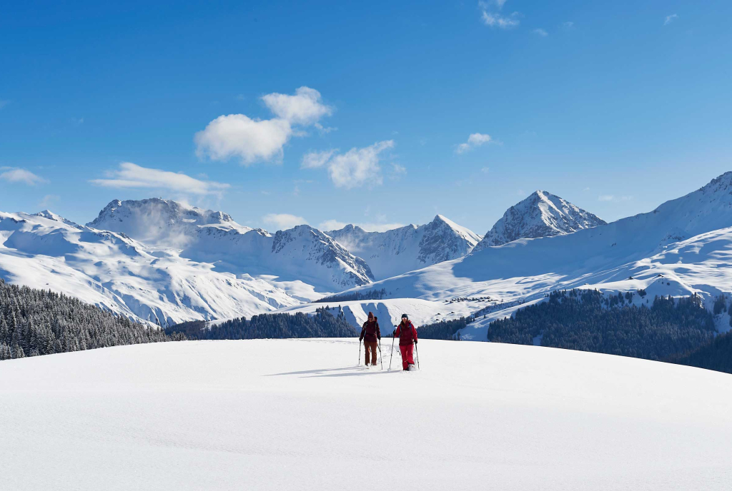 Zwei Schneeschuhwanderer auf der Prätschalp (Foto: © Nina Mattli, Arosa Tourismus)